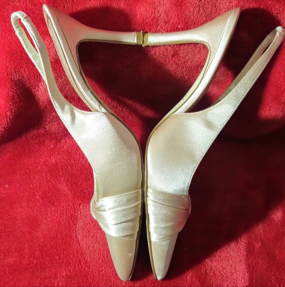 Metaphor Champagne Satin Pointed-Toe Slingback Heels w/Leather Sole-Size 8.5 - Picture 3 of 9